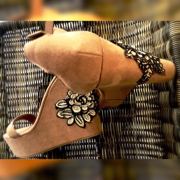 Boho Lily Platforms - Picture 8 of 8